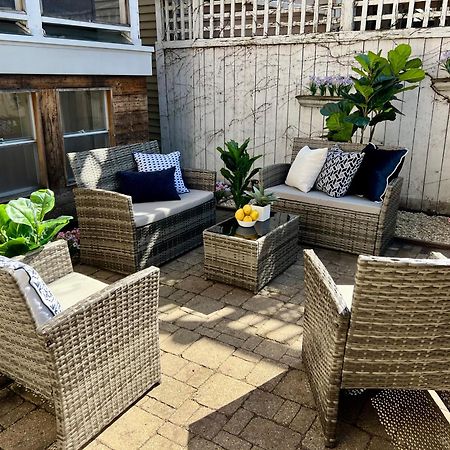3 Bedroom Spacious Home In Ideal Location W Free Parking Back Yard Pets Welcome シカゴ エクステリア 写真