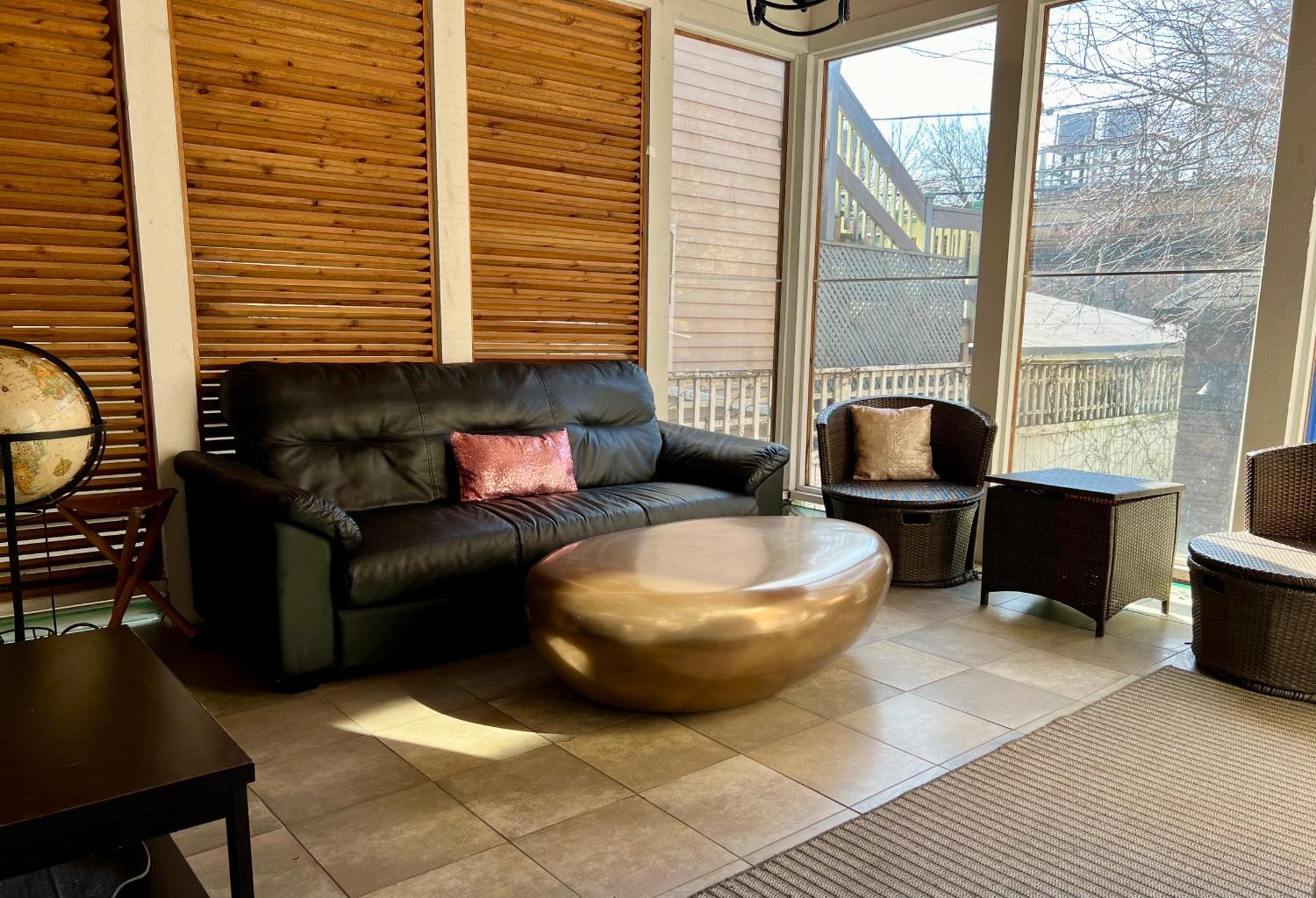 3 Bedroom Spacious Home In Ideal Location W Free Parking Back Yard Pets Welcome シカゴ エクステリア 写真