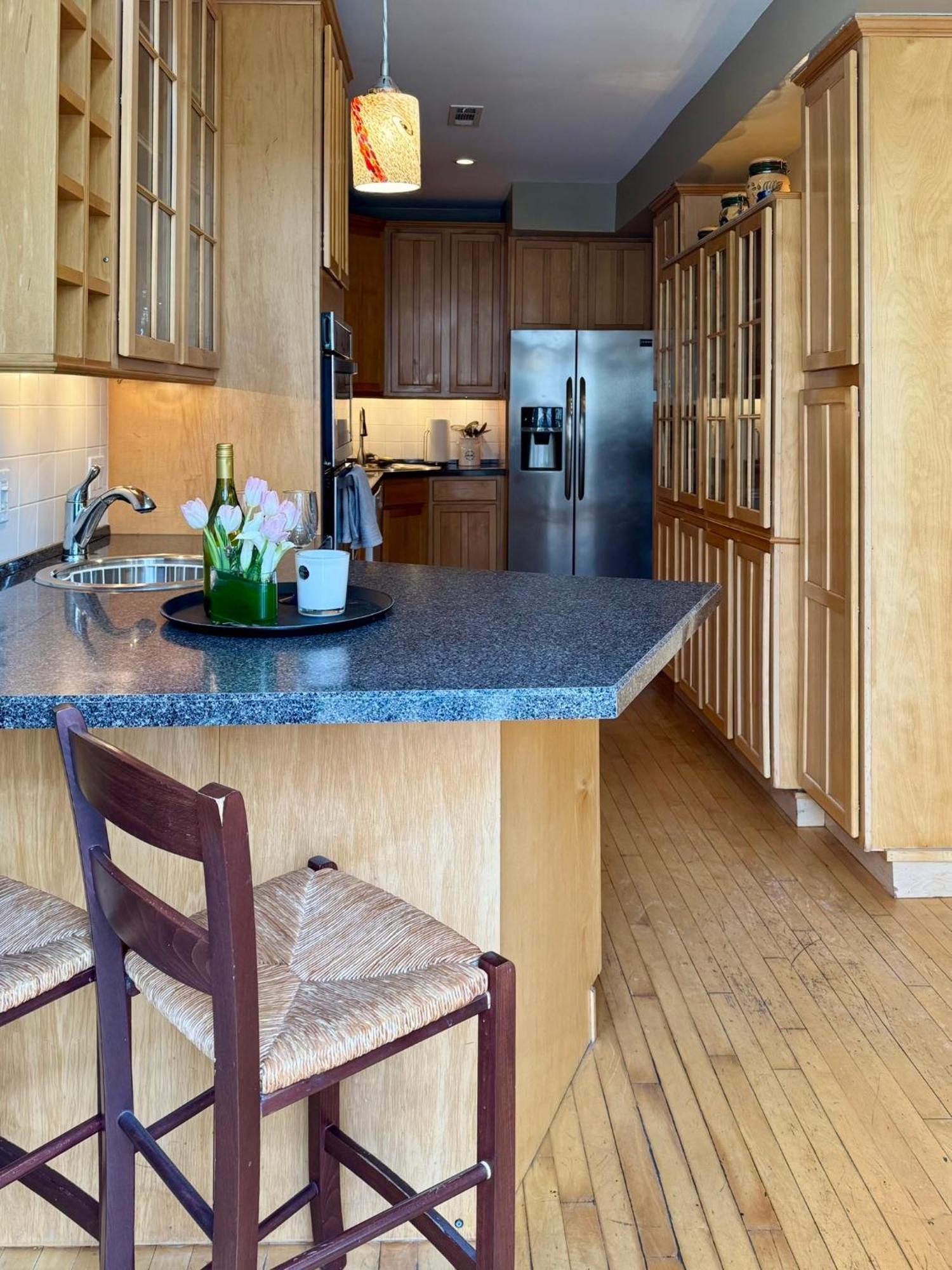 3 Bedroom Spacious Home In Ideal Location W Free Parking Back Yard Pets Welcome シカゴ エクステリア 写真