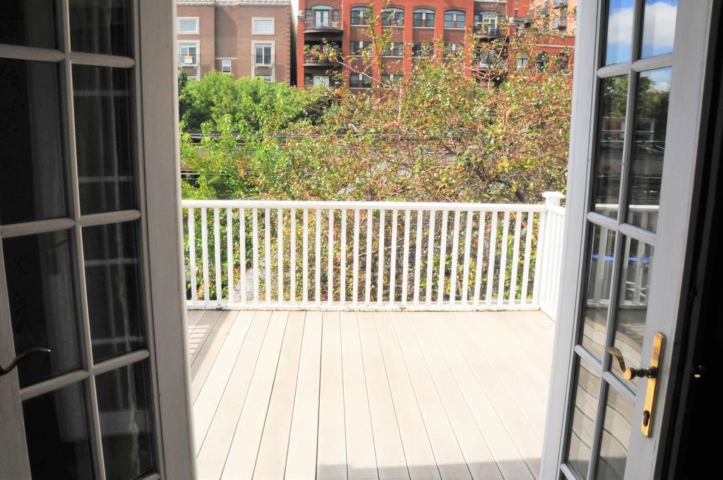 3 Bedroom Spacious Home In Ideal Location W Free Parking Back Yard Pets Welcome シカゴ エクステリア 写真