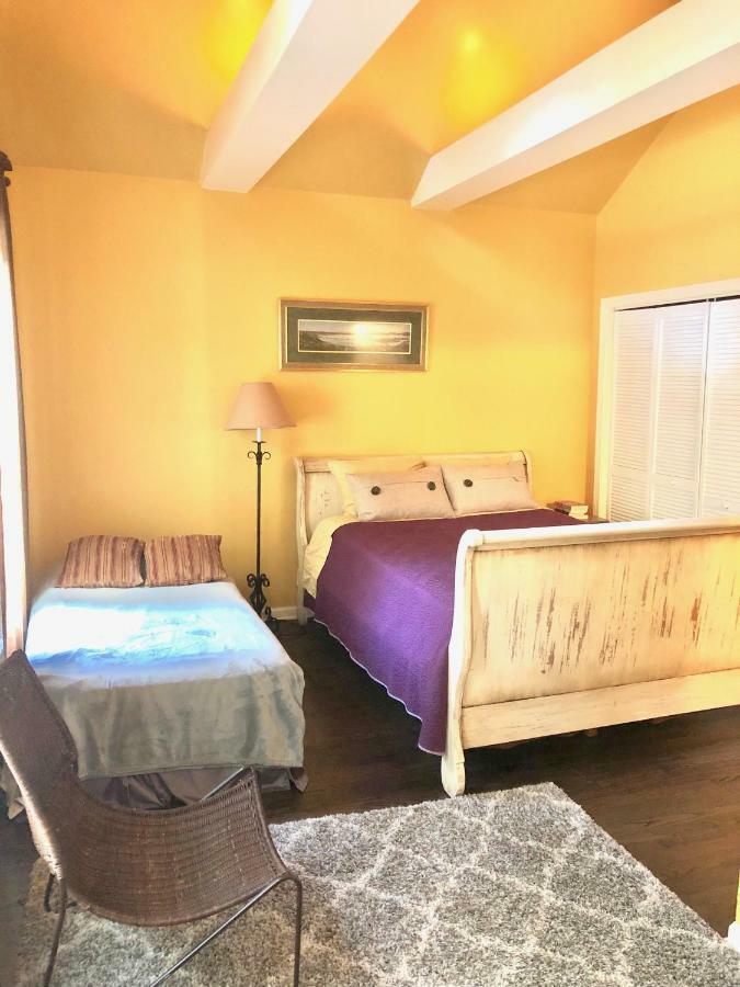 3 Bedroom Spacious Home In Ideal Location W Free Parking Back Yard Pets Welcome シカゴ エクステリア 写真